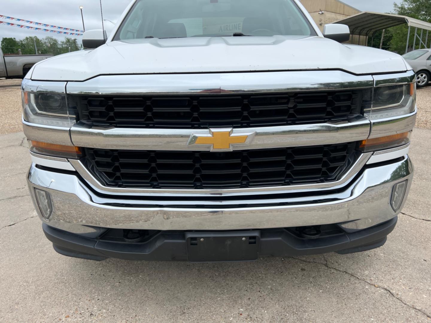 2018 White /Gray Chevrolet Silverado 1500 LT (3GCUKREC2JG) with an 5.3L V8 engine, Automatic transmission, located at 4520 Airline Hwy, Baton Rouge, LA, 70805, (225) 357-1497, 30.509325, -91.145432 - 2018 Chevrolet Silverado Crew Cab LT 4X4 5.3 V8 Gas, 142K Miles, Power Windows, Locks & Mirrors, Cold A/C, Transmission Has 12 Month Warranty, Tow Pkg, Good Tires. FOR INFO PLEASE CONTACT JEFF AT 225 357-1497 CHECK OUT OUR A+ RATING WITH THE BETTER BUSINESS BUREAU WE HAVE BEEN A FAMILY OWNED AND OPE - Photo#2